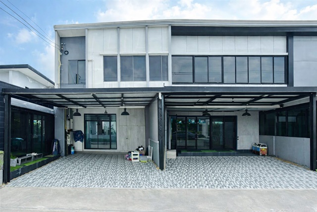 ทาวน์โฮม 2 ชั้น ใหญ่5นอน MRT ศรีกรีฑา 2.6 กม. ติดสระว่ายน้ำ พระราม 9-กรุงเทพกรีฑา  39 ตร.วา. 310 ตร.ม. ไบรตันคอลเลจ 2.2 กม.  3 น้ำ