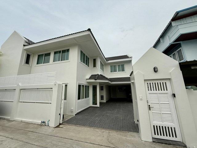 HR 9678 ให้เช่าบ้านเดี่ยว 2 ชั้น รีโนเวทใหม่ 50 ตรว. 3 ห้องนอน ย่านหัวหมากซอย 9 รามคำแหง