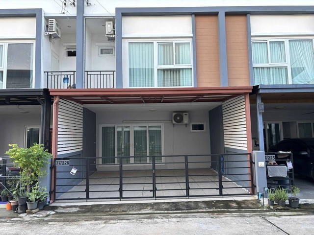 ขายทาวน์เฮ้าส์ 2 ชั้นหมู่บ้านอุไรศิริ ดอนทอง ฉะเชิงเทรา  ราคา2.1ลบ(ขายขาดทุน) ราคานี้หาไม่ได้อีกแล้ว