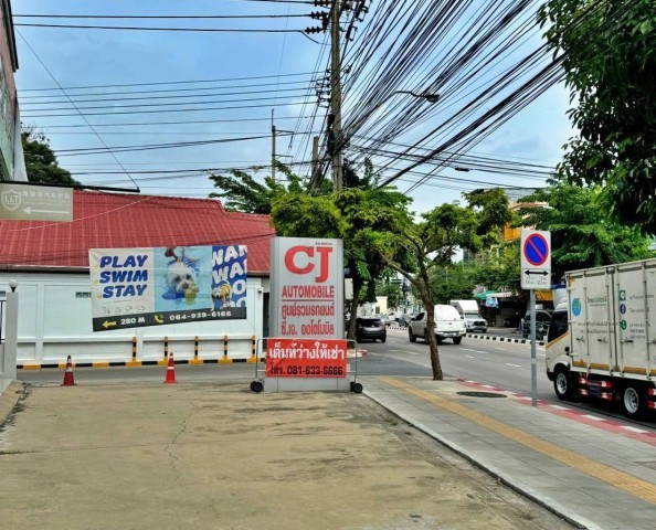 ให้เช่าเต็นท์รถ พร้อมออฟฟิศ ปากซอยลาซาล 53 พื้นที่ 200-350ตรม พร้อม แอร์ ห้องน้ำ ในตัว