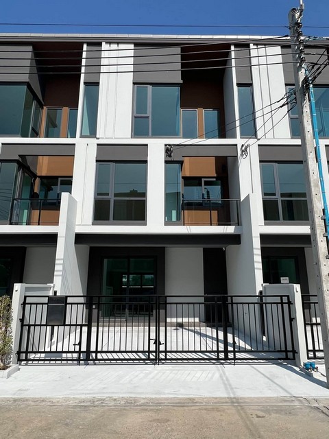 ให้เช่าทาวน์โฮม 3 ชั้น 3 ห้องนอน บ้านกลางเมือง รามคำแหง 174 สเตชั่น บ้านใหม่ พร้อมอยู่ ทำเลทองติดรถไฟฟ้า ใกล้โรงเรียนนานาชาติร่วมฤดี (RIS)