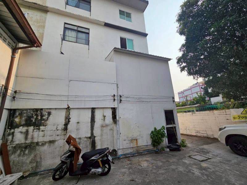 ขายที่ดินพร้อมโกดัง 76 ตารางวา ซ.อินทามระ 44 ใกล้ปากซอย20ม. ย่านรัชดา ใกล้ MRT ห้วยขวาง ราคาดีทำเลดีมากติดต่อ ผึ้งรติ 0619419639