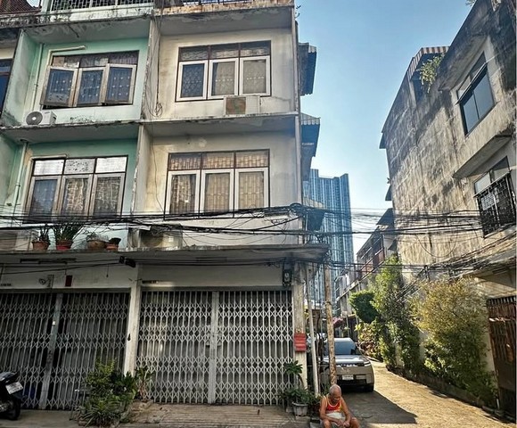 อาคารพาณิชย์ 3.5 ชั้น ซอยภูมิจิตร พระราม 4 คลองเตย กรุงเทพฯ (หลังมุม)