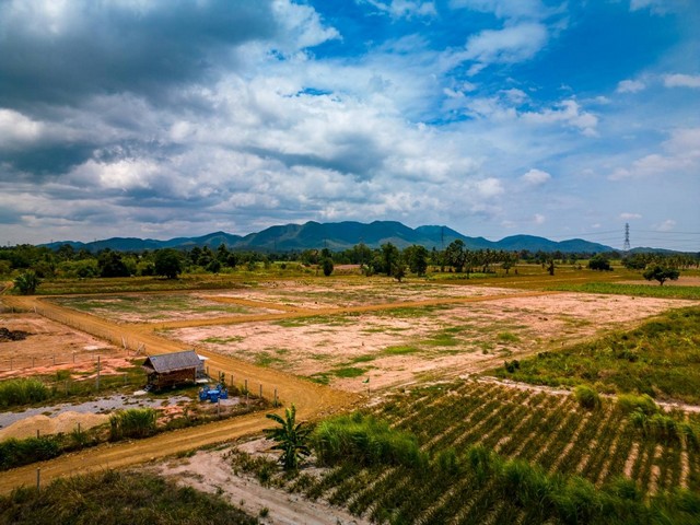 - FOR SALE พื้นที่ดิน -  500000 B. ใกล้กับ ชะอำ ตลสด ชุมชน  บรรยากาศน่าอยู่