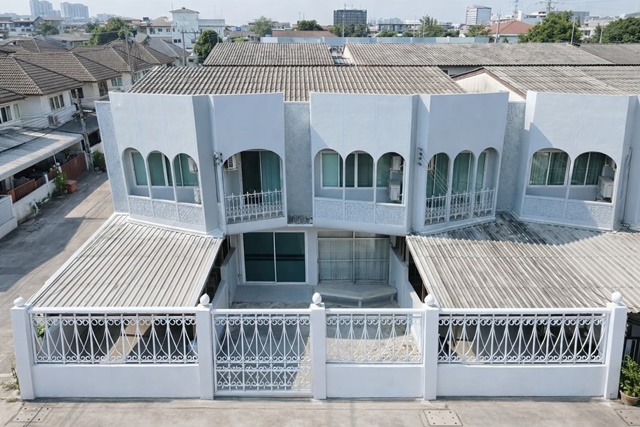 ทองหล่อ ใหญ่มาก ทาวน์เฮาส์ 2 ชั้น 4นอน พัฒนาการ 21-25 BTSเอกมัย 2.5กม. 2 น้ำ ทางด่วนพัฒนาการ 35ตร.ว. 180ตร.ม รร.นานาชาติเอกมัย 2.7 กม.