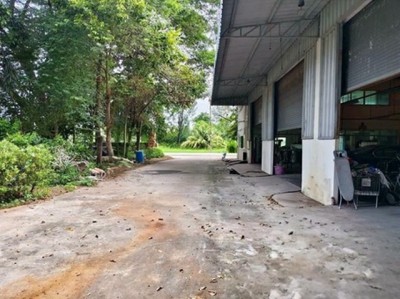 ให้เช่าโกดังพร้อมบ้านพักพนัสชลบุรี  อ.พนัสนิคม จ.ชลบุรี  โกดังพร้อมใช้งาน 1100 ตรม.  บ้านพักชั้นเดียว 1 หลัง