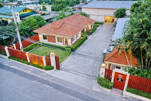 ขายสำนักงาน 3อาคารรามอินทรา14-34  MRT มัยลาภ 1.2 กม.ที่ดินขนาดใหญ่กว่า 1 ไร่  แยกเป็น 7ห้อง 200ตรม.  โกดัง352ตรม. ขาย 32.89 ล้านบาท  โกดัง