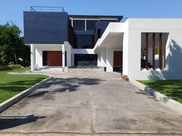 ขายบ้าน Pool Villa 3 ชั้น 275 ตร.ว. ซอยสุขุมวิท 62 มีสระว่ายน้ำ ใกล้ BTS บางจาก