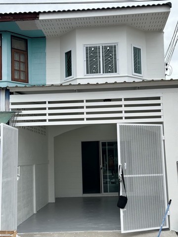 ขายทาวเฮ้าส์  2 ชั้นหลังมุมหมู่บ้านบัวหลวง ซอยกาญจนวิถี 16 อ.เมือง สุราษฎร์ธานี