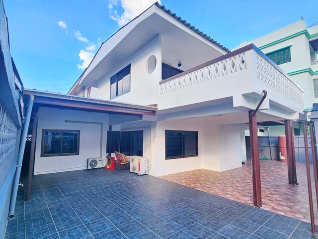 ใจกลางรัชดา ห้วยขวาง MRTห้วยขวาง 699 ม.7-Eleven เพียง 20 ให้เช่าคฤหาสน์หรู2 ชั้น  3–4นอน แอร์ครบทุกห้อง เฟอร์พร้อมเจรจาได้