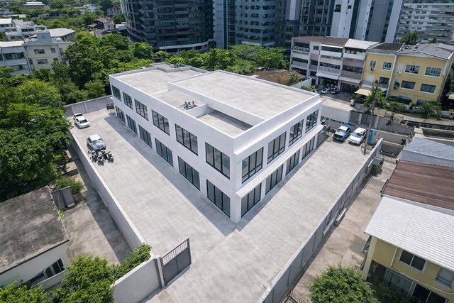 BTSสุรศักดิ์ 199ม. จอดรถ8คันเดอะ แบงค็อก สาทร  เกือบครึ่งไร่ 160ตร.วา โรงเรียนกรุงเทพคริสเตียน  Showrooms 6คูหา 4นอน  4น้ำ