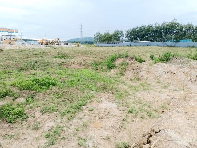 ใกล้นิคมอุตสาหกรรม WHA 3.1 ชลบุรี 900 ม.  อบต.หนองเสือช้าง 1.7 กม. ให้เช่าที่ดินถมแล้ว  3 ไร่ 47ตร.ว. หลังติดลำห้วยมีน้ำตลอดปี