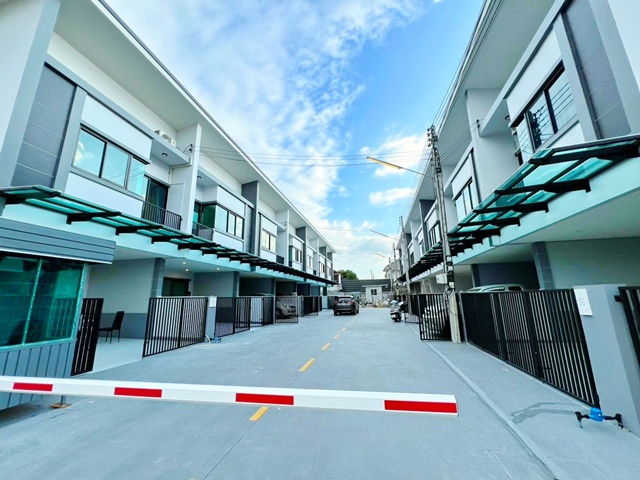 ตลาดจัมโบ คลอง3 ทาวน์โฮม 2 ชั้น ผู้ใช้คนแรก บงกช ธรรมกาย รังสิตคลอง2 1.7กม. พร้อมเฟอร์ฯครบ 3 นอน 2 น้ำ ม.ธรรมศาสตร์  20ตร.ว. ตลาดไท 3กม.