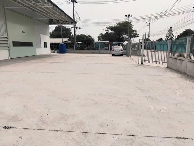 BR 1687 ให้เช่าโกดัง 400 ตารางเมตร นาป่า เมืองชลบุรี  มีรั้วล้อมรอบปลอดภัย