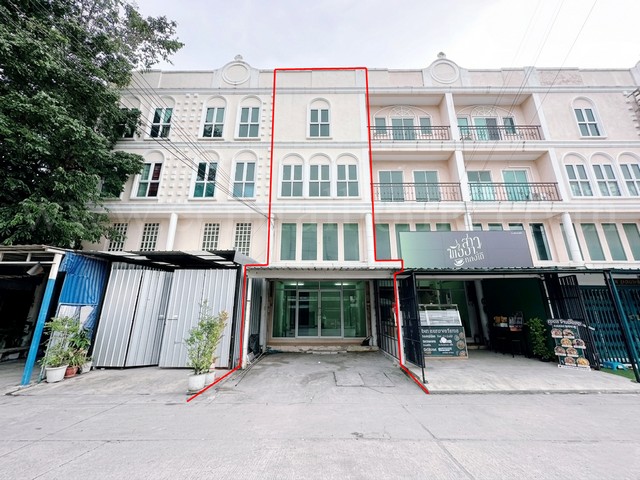 อาคารพาณิชย์ 3.5 ชั้น ทำเลทอง ถนนนวมินทร์ ใกล้ตลาดปัฐวิกรณ์
