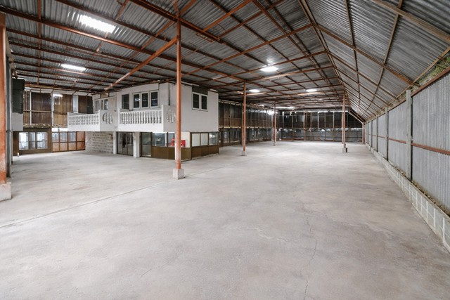 ถูกที่สุดในโลก ตรมละ 35 บาท  รถสิบล้อได้  แยกหนองแขม เลียบคลองภาษีเจริญฝั่งใต้ ให้เช่าโกดัง 900ตร.ม. 4นอน 3น้ำ