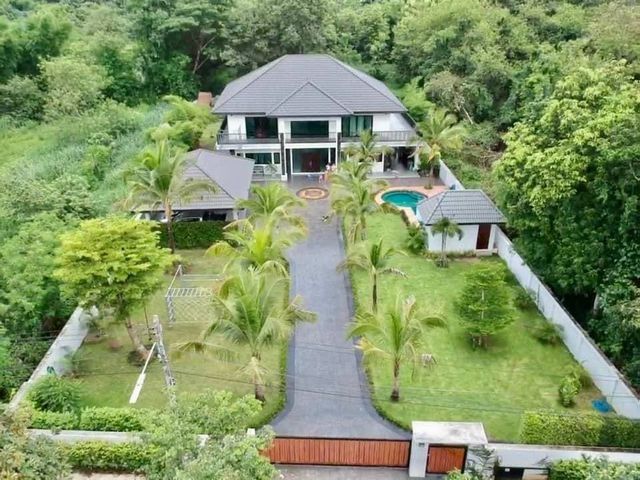 ขายด่วนบ้านหรู 19 ล้าน 5 นอน 6 น้ำ 440 ตรว. สันทราย #หลังม.แม่โจ้ #พร้อมเฟอร์นิเจอร์เครื่องใช้ไฟฟ้าครบจบ #หิ้วกระเป๋าพร้อมเข้าอยู่ได้เลยค่ะ