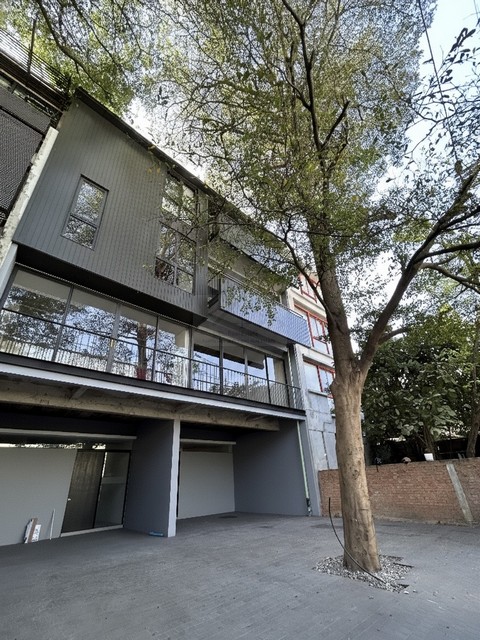 ให้เช่าโฮมออฟฟิศ 3.5 ชั้น 300 ตรม. รีโนเวทใหม่ รัชดา 32 ลาดพร้าว 35 พื้นที่โปร่ง ต้นไม้ร่มรื่น ไฟ 3 เฟส พร้อมที่ชาร์จรถ EV