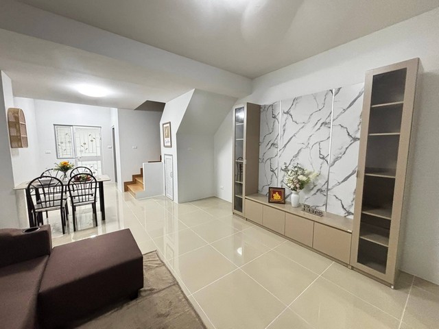 ขายบ้านแฟมิลี่ซิตี้พานทอง ทาวน์เฮ้าส์  18 ตรว. 2 นอน 2 น้ำ ติดพื้นที่เขตโรงงานอุตสาหกรรม นิคมอมตะซิตี้ชลบุรี