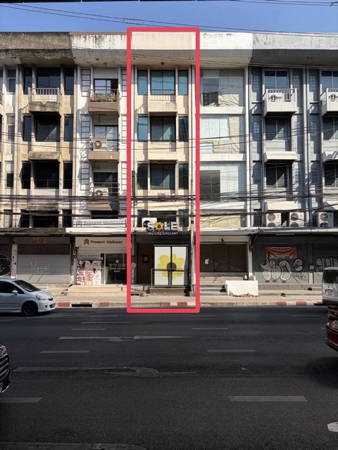 ให้เช่าอาคารพาณิชย์ 4.5 ชั้น 380 ตรม. ติดถนนใหญ่รัชดาภิเษก แยกรัชดา ลาดพร้าว  ติด MRT ลาดพร้าว