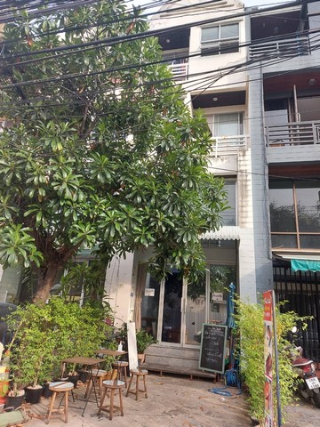 ขายอาคารพาณิชย์ 3 ชั้นครึ่ง ทาวน์อินทาวน์ ซอย 2 มีดาดฟ้า เนื้อที่ 20 ตารางวา ทองหลาง กรุงเทพ