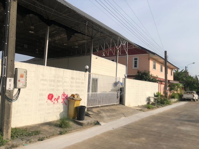 BST1030 ขายด่วน โกดัง 1 ชั้น ทำเลตลิ่งชัน หมู่บ้านมหาดไท 1 ซอย 5 แขวงบางระมาด เขตตลิ่งชัน กรุงเทพมหานคร ทำเลศักยภาพ