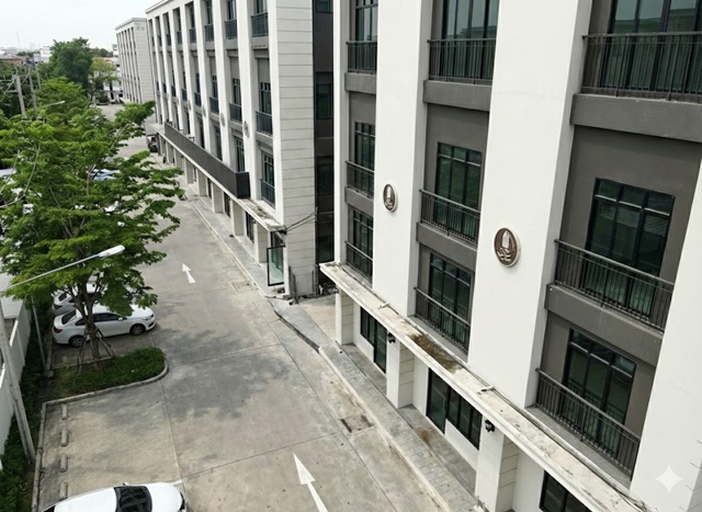 ออฟฟิศใหม่ ส่วนตัว 4 ชั้น ลาดพร้าว110-114MRT มหาดไทย 1กม. ให้เช่า รามคำแหง 51-57 ย่านธุรกิจ  เดอะมอลล์ รามคำแหง 2 2.1 กม.