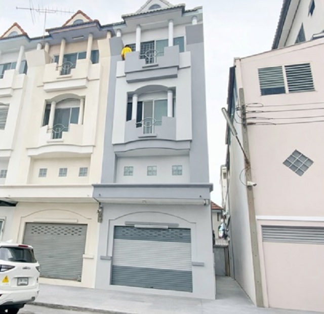 Lotus อาคารพาณิชย์ 3.5 ชั้น Big C เคหะร่มเกล้า 150 ม. 7-Eleven 50ม.  2แห่ง 3นอน 3น้ำ 20ตรว. 280ตรม.  ให้เช่า ราคา 11999 บาทต่อเดือน