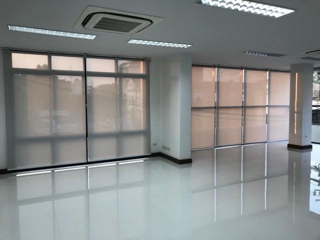 P2070 ขายอาคารสำนักงาน 4.5 ชั้น รามคำแหงซอย 4 (สมานมิตร)  พร้อมโกดัง 2 ชั้น แบ่งห้องทำงานเป็นสัดส่วนพร้อมใช้งาน ใกล้ทางด่วน Airport Link