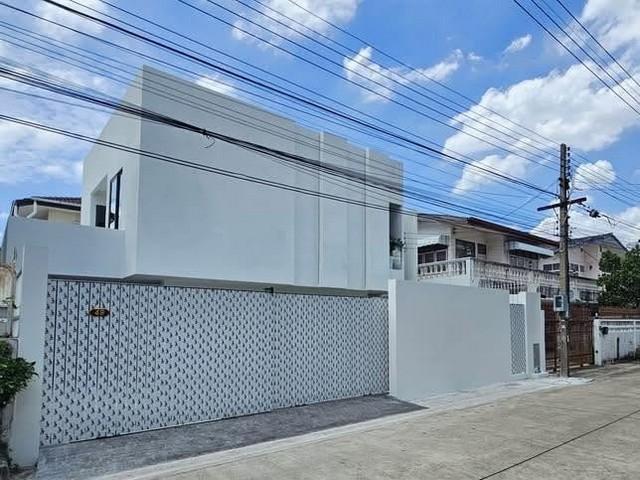 ขายบ้านเดี่ยว 2 ชั้น 50 ตร.ว. โชคชัย 4 ซอย 44 รีโนเวทใหม่ ใกล้ Central Eastville