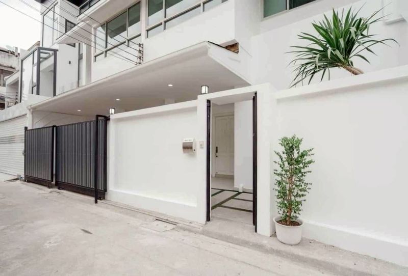 ขาย ทาวน์โฮม 3 ชั้น สุขุมวิท 15 ใจกลางอโศก ใกล้ BTS อโศก &amp MRT สุขุมวิท