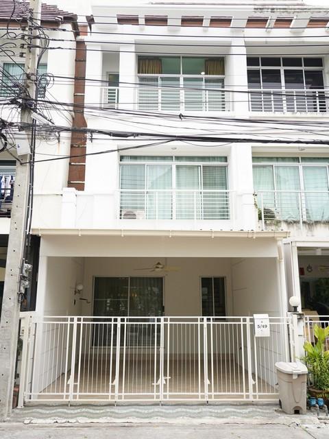 ขายทาวน์โฮม3ชั้น20.6ตร.วโครงการบ้านกลางเมืองเออร์บาเนี่ยนสุขุมวิท113 หน้าคลับเฮาส์วิวสวนรีโนเวทใหม่ทั้งหลัง