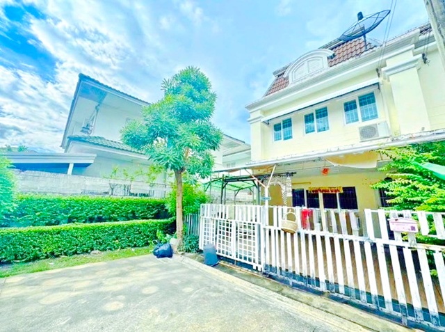 เลียบด่วนรามอินทรา ทาวน์โฮม 2 ชั้น หลังมุม  นวลจันทร์54-58 นวมินทร์ 161-165 กว้าง 5.5 เมตร  3นอน 2 น้ำ 32ตร.วา.380 ตร.ม. พร้อมเฟอร์ฯ