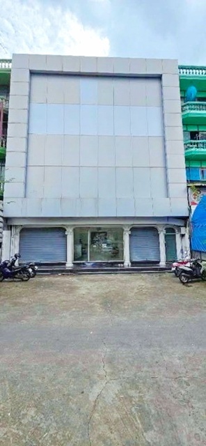 เดอะมอลล์ท่าพระ ไอคอนสยาม 1.9 กม. ให้เช่าอาคารพาณิชย์ 3 คูหา 4.5 ชั้น 5 นอน 5 น้ำ ทำเลดี เดินทางสะดวก มีผู้คนพลุกพล่าน เหมาะสำหรับทำธุรกิจ