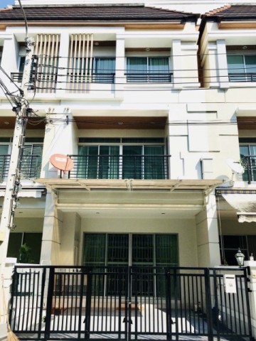 ให้เช่าบ้านทาวน์โฮม ม.บ้านกลางเมือง ศรีนครินทร์ เออร์บาเนียน ศรีนครินทร์35000บาท/เดือน