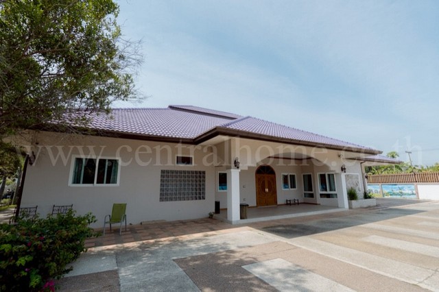 บ้านพักตากอากาศ 2 หลัง พร้อมที่ดิน 2 ไร่ บางละมุง - ชลบุรี