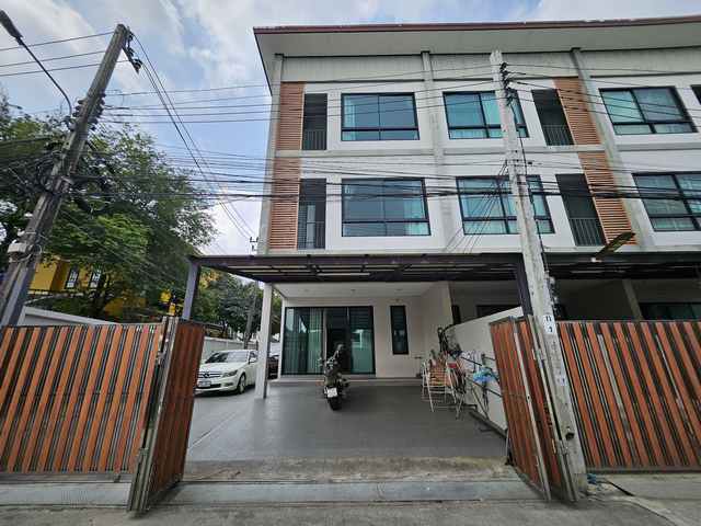 ขายทาวน์โฮม ซอยปุณวิถี บางจาก พระโขนง กรุงเทพฯ พื้นที่ใช้สอย 230 ตร.ม. 3 ห้องนอน ใกล้ BTS ราคา 9600000 บาท