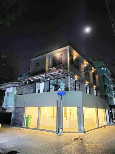 เดอะ สตรีทรัชดา 1.8 กม. .ให้เช่าตึกเดี่ยว 3 ชั้นประชาสงเคราะห์ 25-33   26ตร.วา. 306ตร.ม. 3 นอน 4 น้ำ