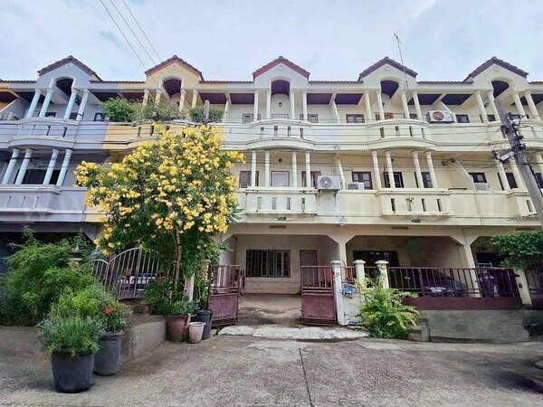 ลดราคา ทาวน์โฮม 3 ชั้น สำเร็จพัฒนา - ซอยวัดศรีประวัติ บางกรวย นนทบุรี