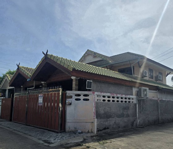 Townhouse -  2790000 thb ไม่ไกลจาก • สถานีรถไฟฟ้าบางใหญ่ MRT • เซ็ลทรัล เวสเกต • บิ๊กซี บางใหญ่ • โรงพยาบาล เกษมราษฎร์ • โรงพยาบาลบางใหญ่ • ตลาดบางใหญ่ • ตลาดแสงจันทร์ • สถานีตำรวจบางใหญ่ • ที่ว่าการอำเภอบางใหญ่ • ร้านสะดวกมากกว่า 10 ที่ใกล้หมู่บ้าน