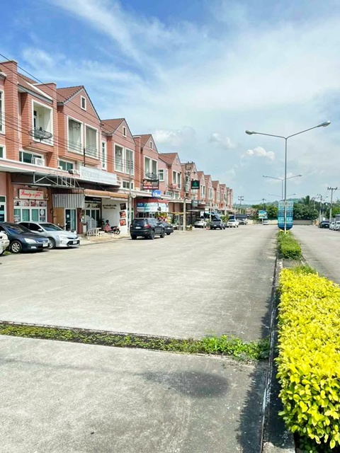 ทุ่งสุขลา ศรีราชา รพ.แหลมฉบัง 1.3 กม. ให้เช่าอาคารพาณิชย์ 2.5 ชั้น 16ตร.วา. 145ตร.ม. ม.เกษตรศาสตร์ ศรีราชา 1กม. 2นอน 2น้ำ 3แอร์