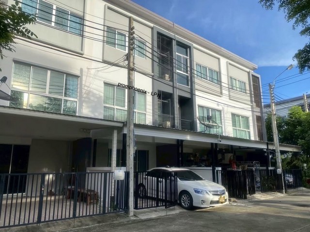 ให้เช่าทาวน์โฮม 3 ชั้น 3 นอน ลุมพินี ทาวน์ วิลล์ ศรีนครินทร์ – แบริ่ง ซอยศรีด่าน 18 หน้าสวนส่วนกลาง ใกล้ MRT ศรีแบริ่ง 100 เมตร