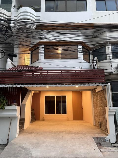 HR 6437 ให้เช่าโฮมออฟฟิศ 4.5 ชั้น 6 ห้องนอน ซอยวิภาวดี 22 ปรับปรุงใหม่สไตล์มินิมอล ด้านหลังติดรั้วการบินไทย