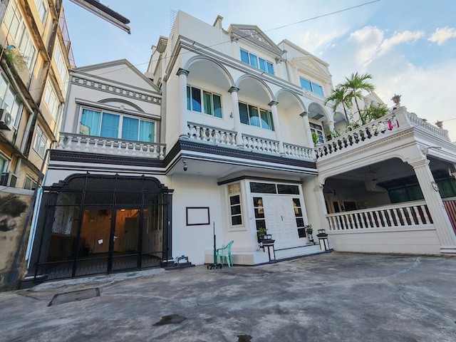 BH4473 ให้เช่าบ้านรีโนเวทใหม่ พระราม 3 สาธุประดิษฐ์ 6 ห้องนอน 8 ห้องน้ำ พื้นที่ใช้สอยกว่า 400 ตร.ม. เหมาะทำ Home Office และธุรกิจ 
