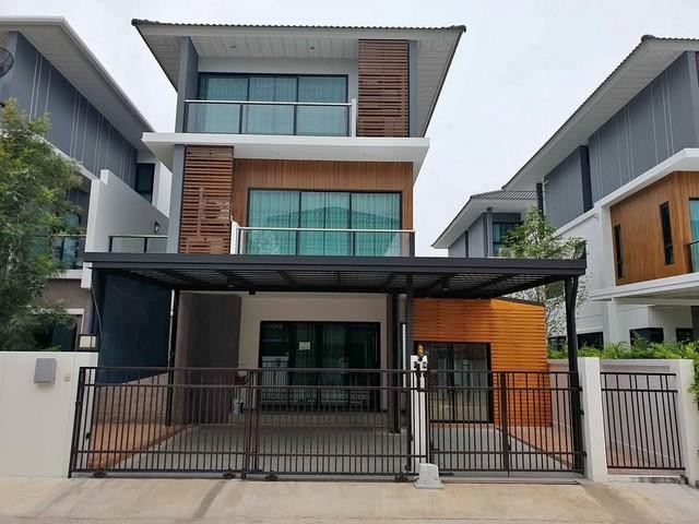 HR 10281 ให้เช่าบ้านแฝด 3 ชั้น 46 ตรว. 4 ห้องนอน โครงการศุภาลัย เอสเซ้นส์ ลาดพร้าว 107 ใกล้เดอะมอลล์บางกะปิ