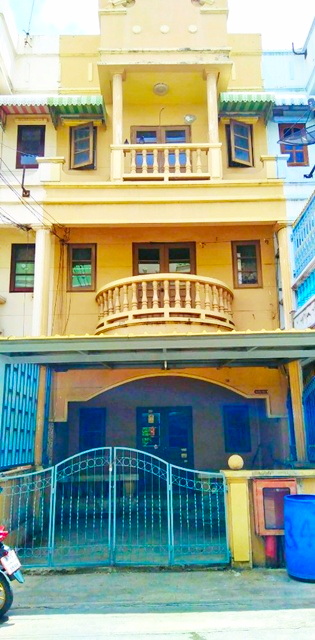 พระราม3 35 BRT วัดปริวาส 1 กม.สาธุประดิษฐ์45-53 6นอน ให้ทาวน์เฮ้าส์ 3ชั้นรีโนเวทใหม่ 21 ตร.วา. 250 ตร.ม.