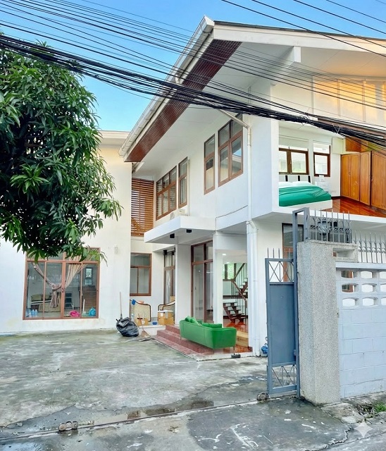 พร้อมเฟอร์ฯ เครื่องใช้ไฟฟ้าครบ  แอร์ 8 เครื่อง 6 นอน  MRT บางซื่อ 2 กม.บ้านเดี่ยว 2 ชั้น ใหญ่ 100ตร.วา. 7น้ำ ประชาชื่น ม.เซ็นจอห์น 2.2 กม.