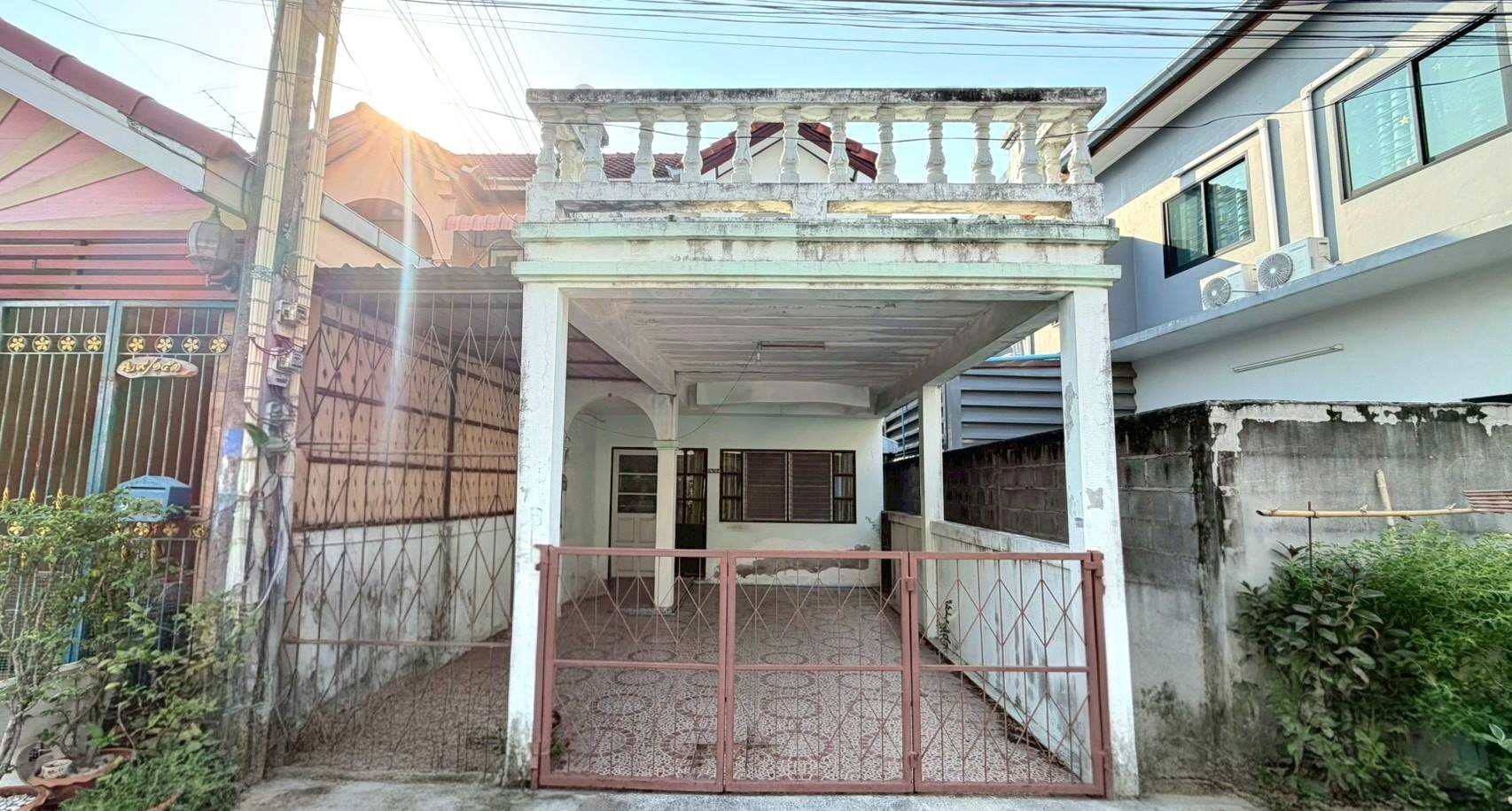 หมู่บ้านเพชรทวี ทาวน์โฮม 2 ชั้น ซอยเพชรบ้านสวน 13  ถนนเพชรบ้านสวน - สุขุมวิท ชลบุรี -	ราคาพิเศษสุด ทำเลใจกลางเมือง