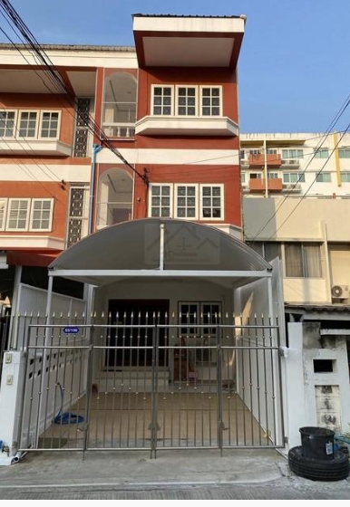 ให้เช่าทาวน์โฮม 3 ชั้น 4 ลาดพร้าว 29 พร้อมเฟอร์นิเจอร์ ใกล้ MRT ลาดพร้าว