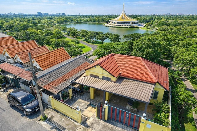 ทาวน์เฮาส์ 3 นอน 2 น้ำ ใกล้ สวนหลวง ร.9 900 ม.  24 ตร.ว.188ตร.ม. หลังหัวมุม เฉลิมพระเกียรติ ร.9 44-52 ประเวศ ใหญ่มาก 2คูหา